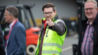 eMission ZERO: Linde Material Handling dysponuje własną infrastrukturą wodorową Mężczyzna w kamizelce odblaskowej kieruje wzrok i palec w stronę kamery