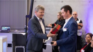 Stefan Prokosch wręcza Michaelowi Krausowi upominek podczas ceremonii otwarcia nowej infrastruktury wodorowej. Stefan Prokosch wręcza Michaelowi Krausowi upominek podczas ceremonii otwarcia nowej infrastruktury wodorowej