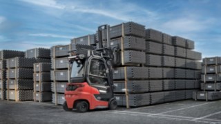 W Ostendorf model Linde Xi20 PH jest szczególnie doceniany, jeśli chodzi o wymagającą pracę na zewnątrz. Elektryczny wózek widłowy Linde Xi20 PH podczas załadunku rur na zewnątrz.