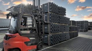 Nowe elektryczne wózki widłowe z przeciwwagą E14 – E20 i Xi10 – Xi20 oferują optymalne parametry dla każdego możliwego zastosowania. Elektryczny wózek widłowy z przeciwwagą firmy Linde transportuje rury