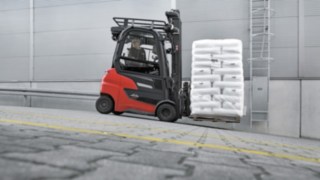 Wózek widłowy Linde Xi20 PH bez trudu pokonuje nawet wymagające wzniesienia. Linde Xi20 PH transportuje towary po wzniesieniu.