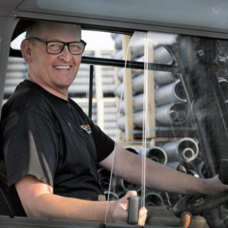 Specjalista ds. logistyki magazynowej i operator wózka widłowego Michael Heying jest przekonany do wózka widłowego Linde Xi20 PH. Michael Heying podczas jazdy elektrycznym wózkiem widłowym Xi20 PH firmy Linde.