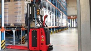 Autonomiczny wózek podnośnikowy L-MATIC AC firmy Linde Material Handling w Poloplast