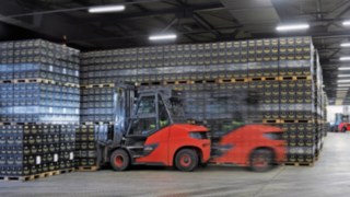 Wózek Linde E80 podczas pracy w firmie Radeberger Wózek Linde E80 podczas pracy w firmie Radeberger