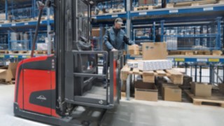 Z wózkiem V modular firmy Linde ręczne pobieranie towarów staje się jeszcze łatwiejsze. Z wózkiem V modular firmy Linde ręczne pobieranie towarów staje się jeszcze łatwiejsze.