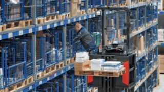 Wózek V modular firmy Linde umożliwia osiągnięcie wysokości chwytania wynoszącej maks. 14,5 m. Wózek V modular firmy Linde umożliwia osiągnięcie wysokości chwytania wynoszącej maks. 14,5 m.