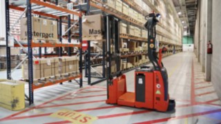 Zautomatyzowany wózek wysokiego podnoszenia L-MATIC AC w centrum logistycznym firmy Schneider Electric