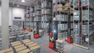 Wózek wysokiego podnoszenia firmy Linde podczas pracy w Seifert Logistics Wózek wysokiego podnoszenia firmy Linde podczas pracy w Seifert Logistics