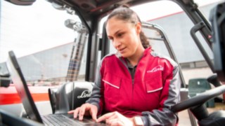 Bezprzewodowa transmisja danych wózka pozwala zoptymalizować procesy serwisowe. Technik serwisowy podczas diagnostyki błędów na laptopie.