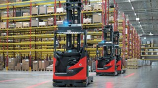 Kilka zautomatyzowanych wózków wysokiego składowania Linde R-MATIC w Simon Hegele