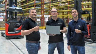 Oliver Sitzmann, Marcus Wieland, każdy z Simon Hegele, i Thomas Eußner, z Ernst Müller Fördertechnik, stoją obok siebie w magazynie.