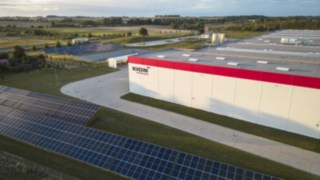 Zakład w Kołbaskowie w Polsce, produkujący na potrzeby firmy Linde MH, wyposażony w dużą naziemną instalację fotowoltaiczną.