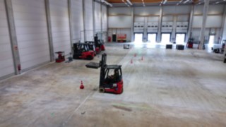 Podsumowanie testu wydajności: Seria Xi firmy Linde po raz kolejny wyznacza standardy w swojej klasie. Modele Xi firmy podczas testu wydajności w hali.