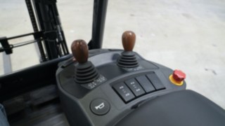 Elementy obsługowe zostały zoptymalizowane pod kątem najsurowszych standardów w zakresie ergonomii. Widok szczegółowy elementów obsługowych w modelach Xi firmy Linde.
