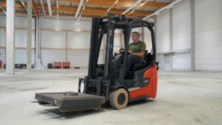 Modele Xi16 i Xi20 P firmy Linde Material Handling podczas testu przeprowadzanego przez eksperta w dziedzinie wózków widłowych Theo Egbertsa. Film eksperta w dziedzinie wózków widłowych Theo Egbertsa testującego modele Linde Xi.