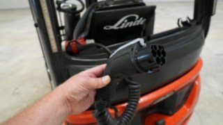Modele Linde Xi można ładować za pomocą klasycznych ładowarek Linde lub poprzez zintegrowaną ładowarkę pokładową. Widok szczegółowy: technologia ładowania w modelach Xi firmy Linde.