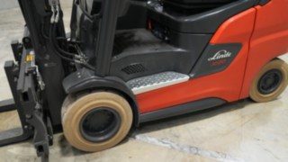 Dzięki eliminacji skrzyni bateryjnej przestrzeń na nogi w modelach Xi wyraźnie się zwiększyła. Zbliżenie na stopień do wsiadania w modelach Xi.