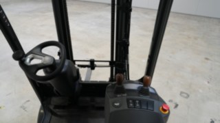 Modele Xi firmy Linde Material Handling zapewniają doskonałą widoczność. Widok na kabinę modelu Xi firmy Linde Material Handling.