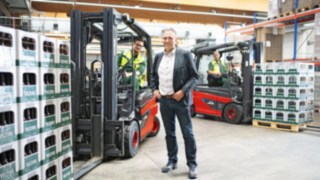 Pracownik Browaru Veltins z elektrycznymi wózkami widłowymi E30 firmy Linde Material Handling