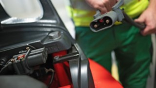Elektryczny wózek widłowy E30 firmy Linde Material Handling z technologią litowo-jonową Elektryczny wózek widłowy E30 firmy Linde Material Handling jest ładowany za pomocą technologii litowo-jonowej.