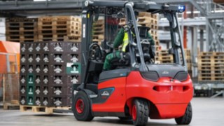 Elektryczny wózek widłowy E30 firmy Linde Material Handling pracuje w Browarze Veltins