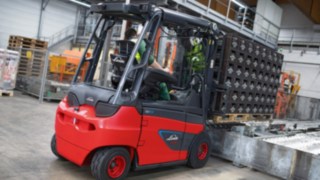 Elektryczny wózek widłowy E30 firmy Linde Material Handling w Browarze Veltins Elektryczny wózek widłowy E30 firmy Linde Material Handling transportuje w Browarze Veltins puste i pełne butelki.