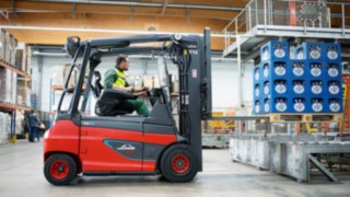 Elektryczny wózek widłowy E30 firmy Linde Material Handling w Browarze Veltins Elektryczne wózki widłowe E30 firmy Linde Material Handling transportują w Browarze Veltins puste i pełne butelki.