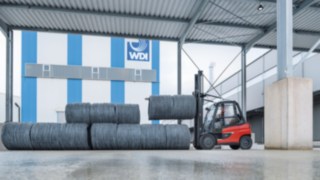 Wózek widłowy X50 marki Linde Material Handling bez problemu radzi sobie z ważącymi kilka ton zwojami w firmie WDI. Wózek widłowy X50 marki Linde Material Handling bez problemu radzi sobie z ważącymi kilka ton zwojami w firmie WDI.