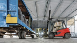 Elektryczny wózek widłowy X50 był testowany przez firmę WDI z Hamm przez cztery tygodnie. Elektryczny wózek widłowy X50 był testowany przez firmę WDI z Hamm przez cztery tygodnie.