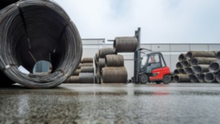 Elektryczny wózek widłowy X50 układa zwoje w firmie WDI w Hamm. Elektryczny wózek widłowy X50 układa zwoje w firmie WDI w Hamm.