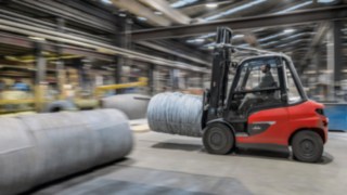 Elektryczny wózek widłowy X50 marki Linde Material Handling w firmie WDI w Hamm. Elektryczny wózek widłowy X50 marki Linde Material Handling w firmie WDI w Hamm.
