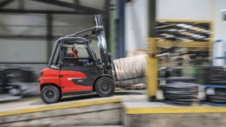 Spółka Westfälische Drahtindustrie testuje elektryczny wózek widłowy X50 przy obsłudze ciężkich ładunków. Spółka Westfälische Drahtindustrie testuje elektryczny wózek widłowy X50 przy obsłudze ciężkich ładunków.