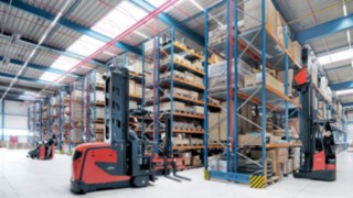 Wózek widłowy do wąskich korytarzy K-MATIC od Linde Material Handling podczas pracy w Yanmar Compact Equipment Europe