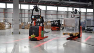Zautomatyzowane wózki widłowe firmy Linde Material Handling podczas pracy na terenie magazynu