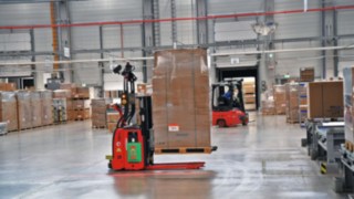 Trzy wózki L-MATIC marki Linde Material Handling zapewniają automatyzację przepływu towarów w ebm-papst w Mulfingen. Wózek L-MATIC firmy Linde Material Handling transportuje towary firmy ebm-papst.