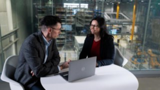 Doradcy firmy Linde MH podczas rozmowy z klientem