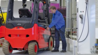 Zaletą wózków z ogniawami paliwowymi jest krótki czas potrzebny na uzupełnianie wodoru Zaletą wózków z ogniawami paliwowymi jest krótki czas potrzebny na uzupełnianie wodoru