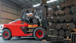 Odpowiedni osprzęt do wszystkich zastosowań. Obejma do rur w użyciu.