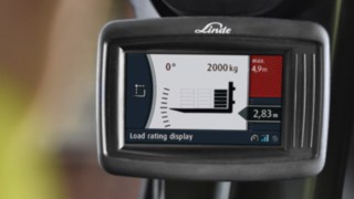 Na ekranie Linde Safety Pilot wyświetlana jest masa ładunku, zależna od niej maksymalna wysokość podnoszenia, kąt przechyłu i środek ciężkości ładunku. Na ekranie Linde Safety Pilot wyświetlana jest masa ładunku, zależna od niej maksymalna wysokość podnoszenia, kąt przechyłu i środek ciężkości ładunku.