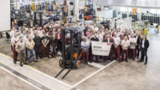 Świętowanie wyprodukowania 111 111. elektrycznego wózka widłowego firmy Linde Material Handling Linde Material Handling świętuje wyprodukowanie 111 111. elektrycznego wózka widłowego.
