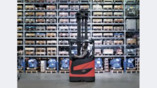 Wózki wysokiego składowania (reach truck), R10B-R25, z chassis o szerokości 1270 mm są teraz dostępne w wersji Li-ION. Wózki wysokiego składowania (reach truck), R10B-R25, z chassis o szerokości 1270 mm są teraz dostępne w wersji Li-ION.