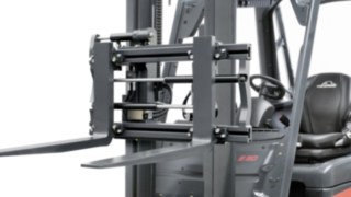 Znacznie lepsza widoczność na widły, szczególnie przy składowaniu i pobieraniu towarów. Nowy pozycjoner wideł „View” od Linde Material Handling