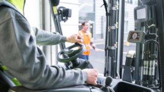 Linde Safety Guard nie tylko ostrzega operatora, ale także informuje, ile osób zbliża się do pojazdu i z którego kierunku nadchodzą. Linde Safety Guard nie tylko ostrzega operatora, ale także informuje, ile osób zbliża się do pojazdu i z którego kierunku nadchodzą.