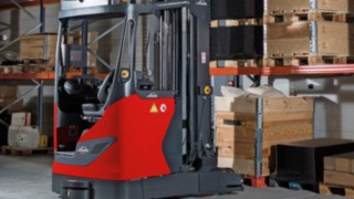Linde R-MATIC samodzielnie składuje towary na wysokościach aż do 10 metrów Linde R-MATIC samodzielnie składuje towary na wysokościach aż do 10 metrów