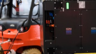 Firma Linde Material Handling wzbogaca swoją ofertę baterii Li-ION dla wózków widłowych z przeciwwagą o udźwigu od 2 do 8 ton Firma Linde Material Handling wzbogaca swoją ofertę baterii Li-ION dla wózków widłowych z przeciwwagą o udźwigu od 2 do 8 ton