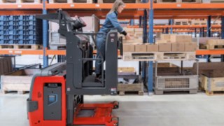 Nowy wózek Linde V08 do regularnej kompletacji zamówień na wysokości do 2,8 m oferuje ergonomiczne warunki pracy, wyższą wydajność komisjonowania i większe bezpieczeństwo pracowników. Nowy wózek Linde V08 do regularnej kompletacji zamówień na wysokości do 2,8 m oferuje ergonomiczne warunki pracy, wyższą wydajność komisjonowania i większe bezpieczeństwo pracowników.