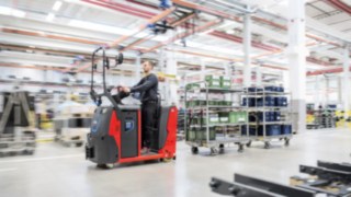 Trzy nowe modele ciągników P40 C, P40 C B i P60 C firmy Linde Material Handling są kompaktowe i mają wyjątkową zwrotność, uniwersalne wyposażenie i liczne systemy bezpieczeństwa. Trzy nowe modele ciągników P40 C, P40 C B i P60 C firmy Linde Material Handling są kompaktowe i mają wyjątkową zwrotność, uniwersalne wyposażenie i liczne systemy bezpieczeństwa.