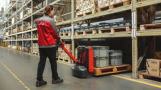 Kompaktowy wózek paletowy od Linde Material Handling Kompaktowy wózek paletowy Linde MT15