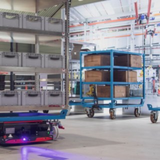 AMR C-MATIC HP firmy Linde przenoszące ładunki podczas pracy