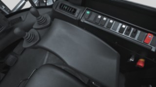 Dzięki funkcji Linde Load Control operatorzy mogą sterować wózkiem minimalnymi ruchami palców. Funkcja Linde Load Control z dwoma zintegrowanymi w prawym podłokietniku dźwigniami sterowania
